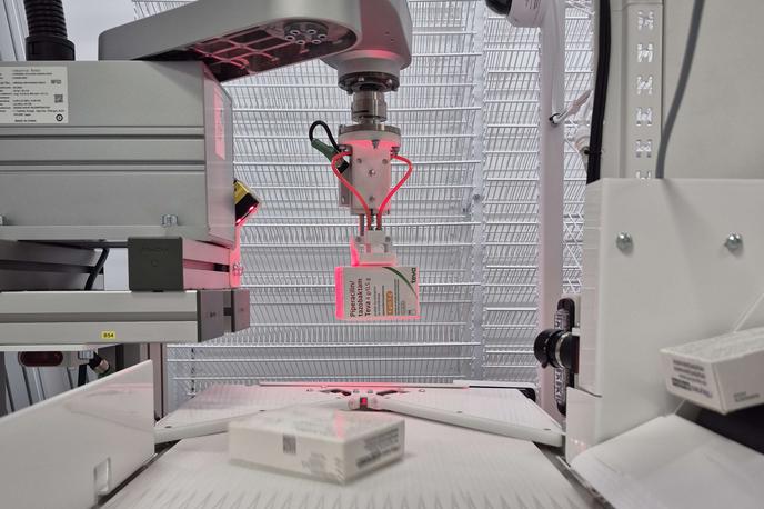 Lekarniški Robot, Onkološki inštitut Ljubljana | Priprava oddelčnih naročil je z novim robotom od dvakrat do trikrat hitrejša, inventuro pa je mogoče opraviti v zelo kratkem času, ker sistem ves čas natančno pozna lokacijo vsake posamezne škatlice. | Foto Onkološki inštitut Ljubljana