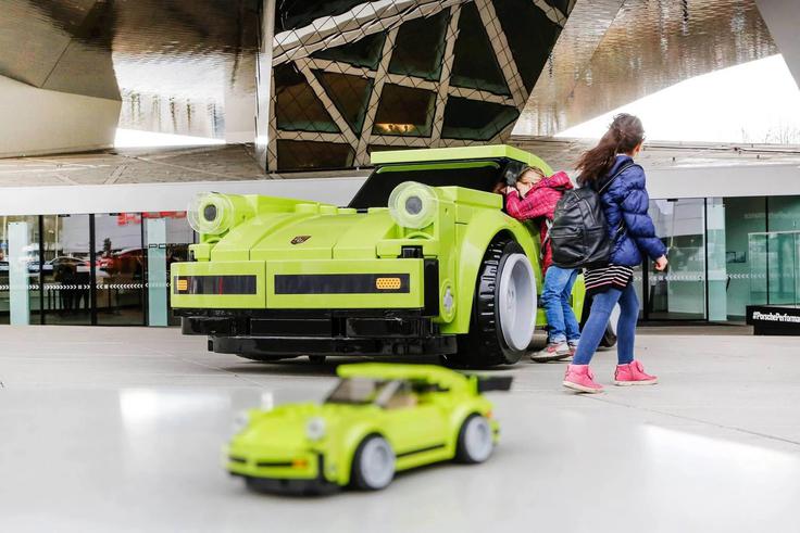 Nad kopijo iz kock Lego se navdušujejo tako mladi kot starejši. | Foto: Porsche