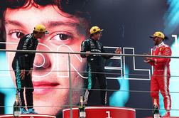 Wolffu se smeji, na stopničkah kar štirje njegovi fantje