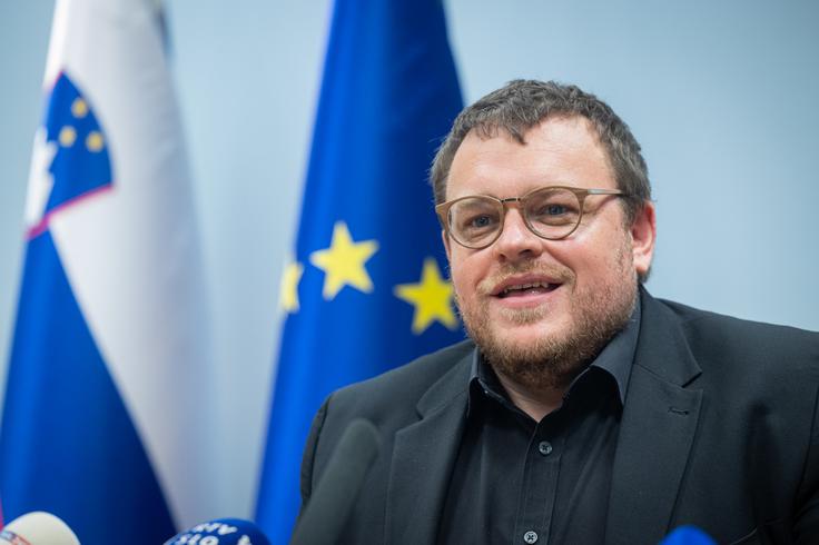 Simon Maljevac, minister za solidarno prihodnost, je povedal, da se uvaja nov mesečni dodatek k plači v višini 12 odstotkov urne postavke osnovne plače. Namenjen je zaposlenim, ki v okviru socialnovarstvenih zavodov opravljajo neposredno delo z osebami z demenco ter osebami z duševnimi, telesnimi ali senzornimi motnjami. | Foto: STA