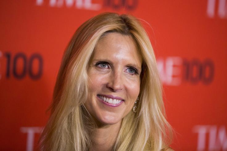 Ann Coulter je s svojimi negativnimi stališči do priseljevanja iz Latinske Amerike pred volitvami leta 2016 zelo vplivala na Trumpa. Ta je takrat zelo udrihal po mehiških priseljencih in napovedoval zid na meji z Mehiko. | Foto: Reuters
