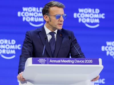 Macron v sončnih očalih nagovoril elito v Davosu: Drvimo proti svetu brez pravil