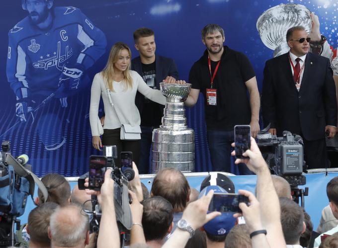 Aleksander Ovečkin je najbolj zaželeno lovoriko v svetu hokeja, Stanleyev pokal, ki kroži med zmagovalnimi ekipami, danes prinesel v Moskvo.  | Foto: Reuters