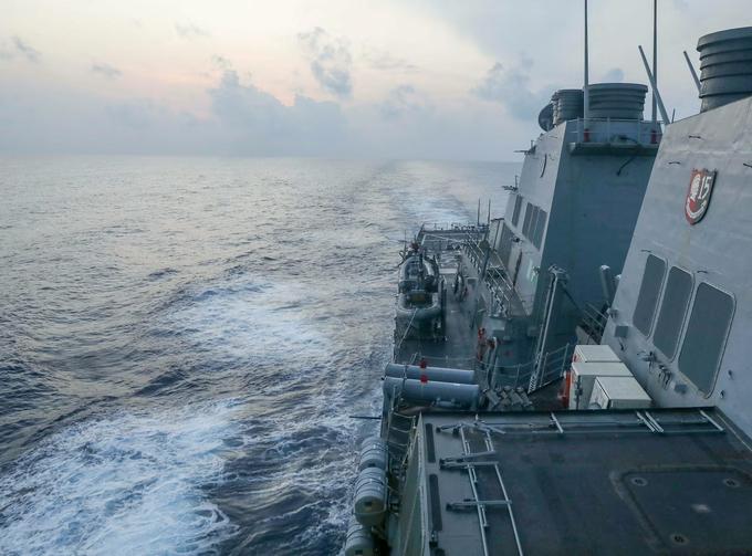 Iz Pekinga so medtem sporočili, da kitajska vojska spremlja ameriško ladjo.  | Foto: Reuters