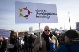 Shod proti uvajanju tehnologije 5G v Sloveniji - preds stavbo AKOSa.
