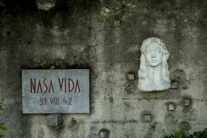 Spomenik leta 1942 ubiti delavki tovarne Saturnus in aktivistki OF Vidi Pregarc | Foto: Ana Kovač