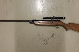 Novomeški policisti med hišno preiskavo zasegli petarde in zračno puško