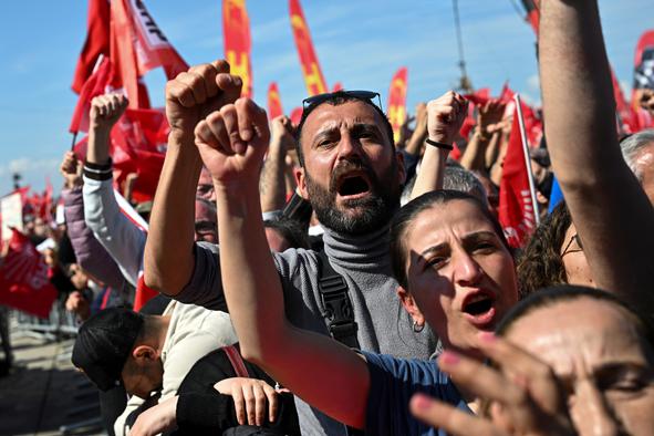 V Istanbulu deset tisoč ljudi na protestih v podporo Imamogluju #foto