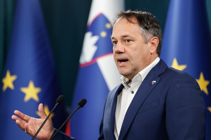 Matej Arčon | "Predsednik vlade in finančni minister tej tematiki posvečata precej časa," je glede morebitne davčne razbremenitve samostojnih podjetnikov dejal Arčon. Potrdil je, da gredo pogovori v tej smeri oz. bodo spremembe v korist samostojnih podjetnikov. | Foto Nebojša Tejić/STA