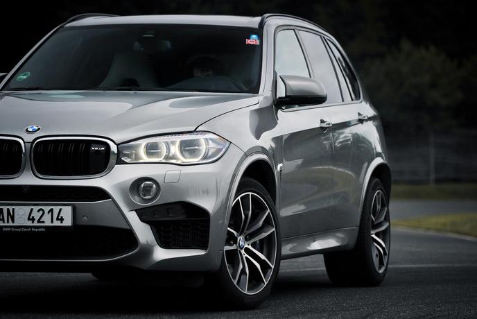 BMW X5 M - napad na človekova čutila v vozilu za 183 tisoč evrov (video)