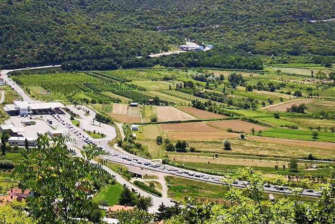 Huda gneča za vstop na Hrvaško, na Sečovljah več kot dve uri čakanja