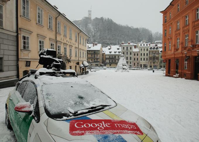 Storitev Ulični pogled je januarja 2014 postala na voljo tudi v Sloveniji. Googlovi avtomobili so po naših cestah začeti voziti dobro leto prej.  | Foto: STA ,