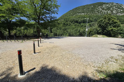 Polovico parkirišča ob Soči zaprli za vozila