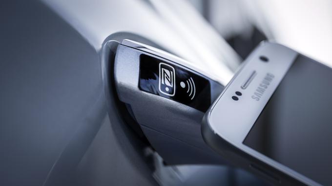 Lastnik mercedesa E lahko ključe pusti doma in vozilo odklepa izključno s svojim telefonom, ki ga v kabini lahko polni tudi indukcijsko. | Foto: 