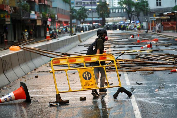 Hongkong | Nedeljski spopadi med protestniki in policisti so bili najbolj nasilni od začetka protestov. | Foto Reuters