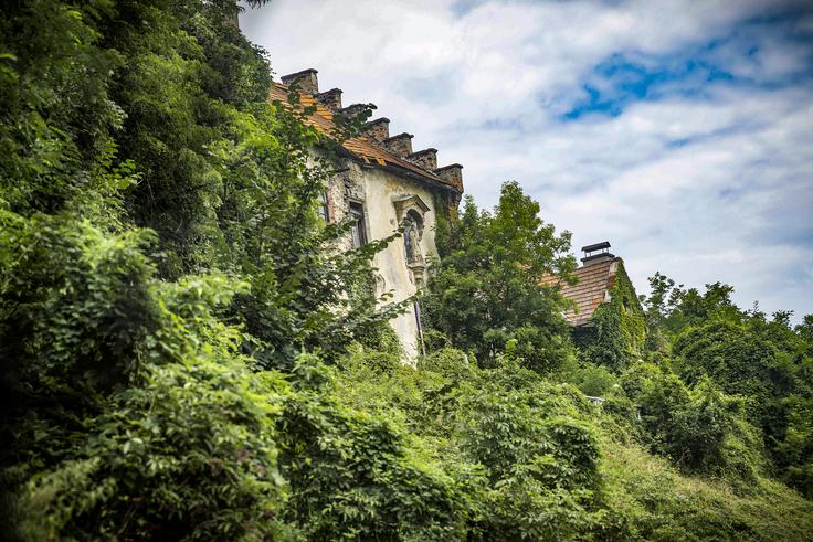 Proga poteka neposredno pod Falskim gradom, ki žal klavrno propada. | Foto: Ana Kovač