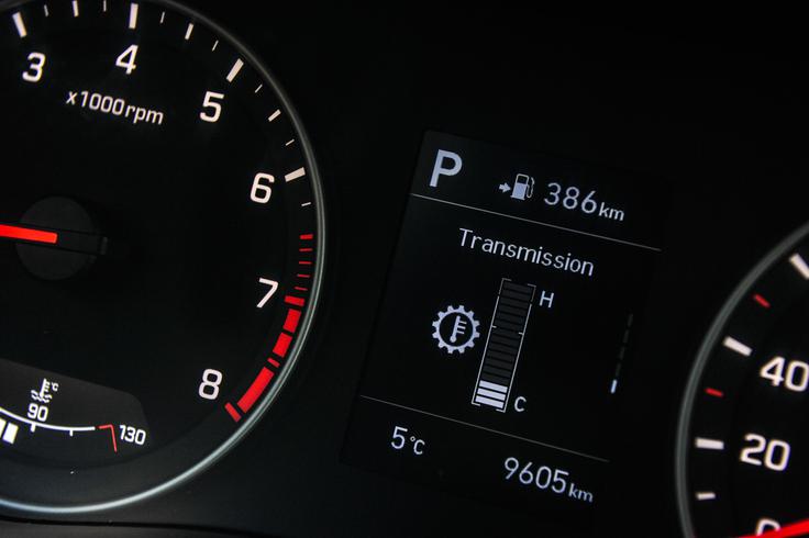 Na TFT-zaslonu hyundaia i20 najdemo tudi podatek o temperaturi tekočine v sedemstopenjskem DCT-menjalniku …
 | Foto: Gašper Pirman