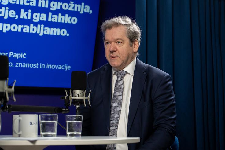 Poudaril je, da tudi informacijskega pooblaščenca ne moreš vprašati, ali je nekaj v redu, če arhitekture sistema ne poznaš; to morajo najprej razložiti ponudniki, šele nato lahko država preverja skladnost z varstvom podatkov in zakonodajo.   | Foto: Liam Toni Šironjič