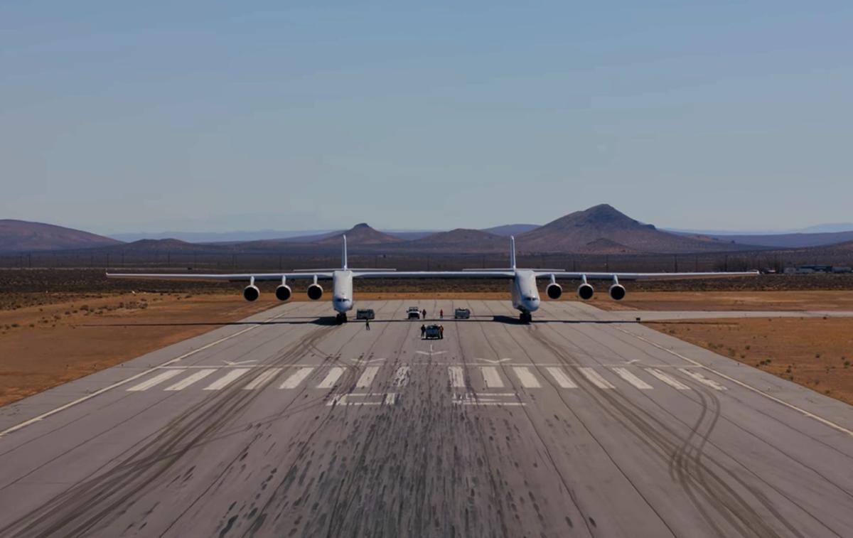 Stratolaunch | Stratolaunch na vzletni stezi letališkega kompleksa v ameriški zvezni državi Nevada. Vzletno stezo bo letalo za to, čemur je namenjena, torej vzletanju, prvič predvidoma uporabilo prihodnje leto, za zdaj pa se po njej samo vozi in dosega vedno večje hitrosti. | Foto YouTube