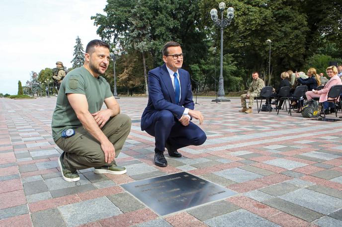 Volodimir Zelenski in Mateusz Morawiecki | Nekdanji poljski premier Mateusz Morawiecki je po ultimatu zapustil stranko PiS. Z njim naj bi stranko zapustilo med 30 do 40 poljskih poslancev. Na fotografiji: Morawiecki in ukrajinski predsednik Volodimir Zelenski septembra 2022 v Kijevu.  | Foto Guliverimage
