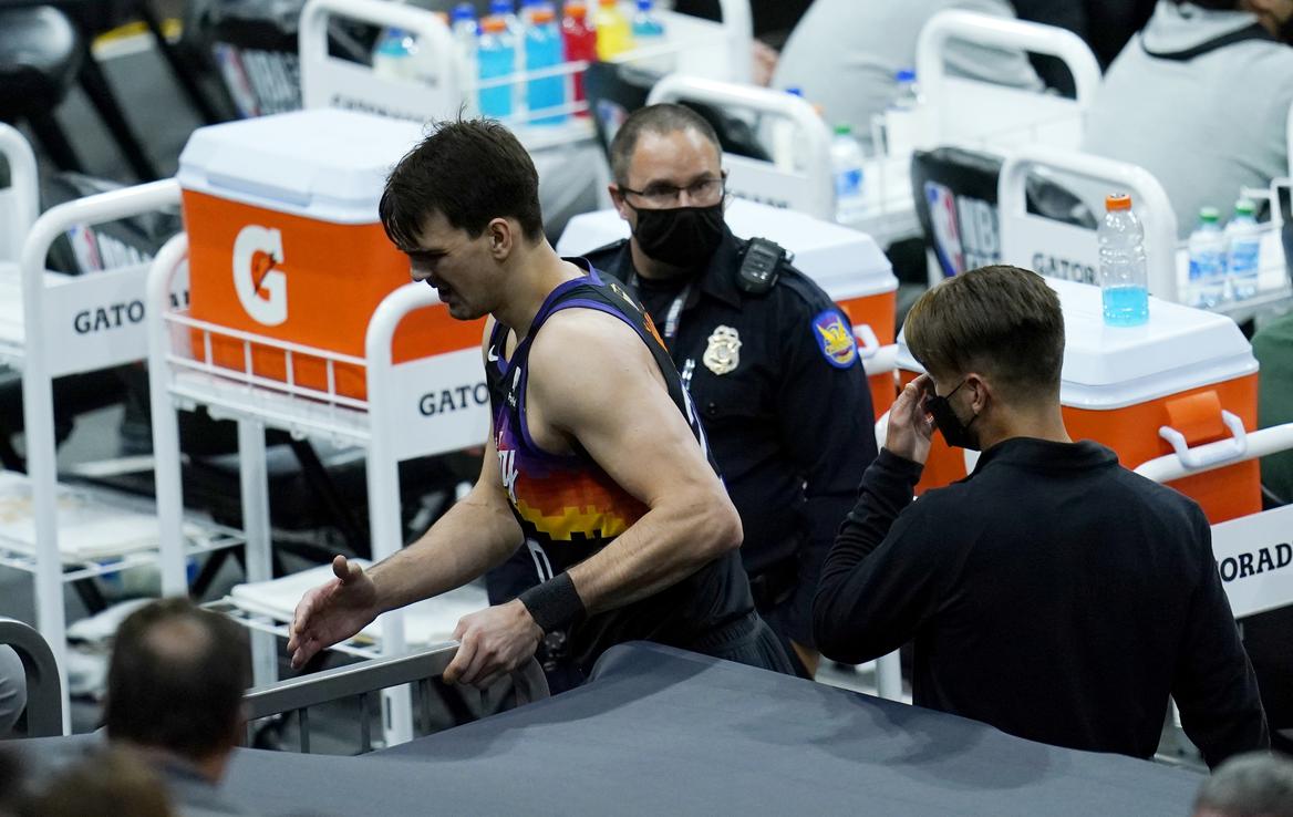 Dario Šarić, Phoenix Suns | Dario šarić si je poškodoval vezi desnega kolena. | Foto Guliverimage