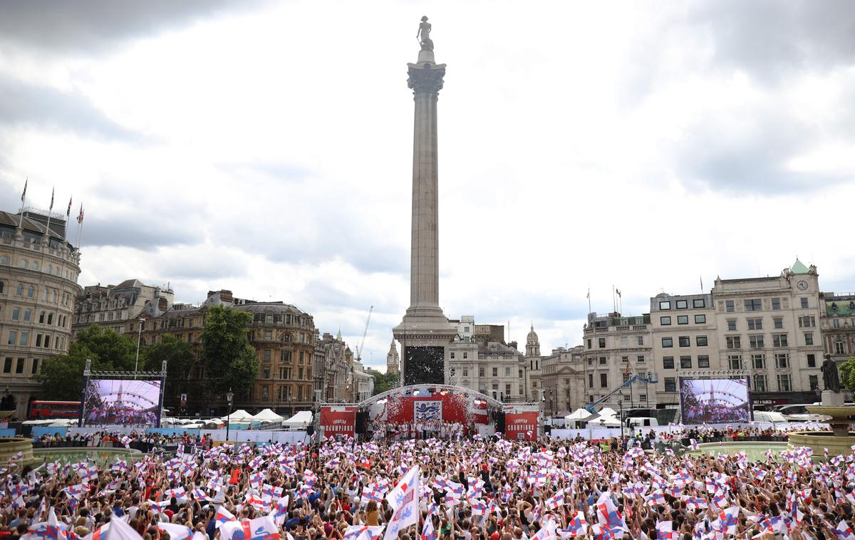 Anglija, Trafalgar Square | Angleški navijači so takole pozdravili njihove šampionke na Trafalgarskem trgu.  | Foto Reuters