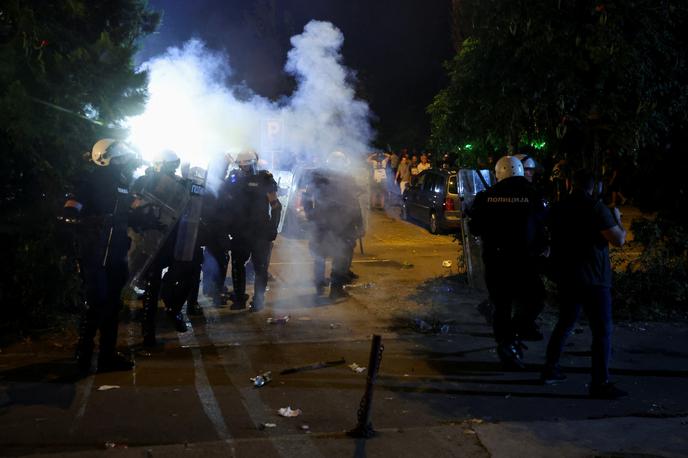 protesti v Srbiji | Analiza je po navedbah študentov pokazala, da gre za solzivec oziroma plin CN, ki lahko povzroči poškodbe roženice in pljuč, zato zahtevajo preiskavo proti odgovornim in kazensko odgovornost tistih, ki so dovolili uporabo tako nevarnega plina. Srbsko ministrstvo za notranje zadeve je v nedeljo po poročanju srbske javne radiotelevizije RTS zanikalo, da bi policija na shodu v Novem Sadu uporabila plin CN. | Foto Reuters