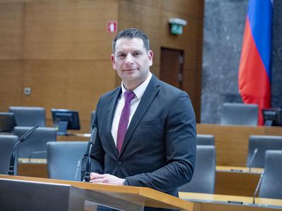 Stevanović v poslanici: Čas je, da interese ljudi postavimo pred politiko