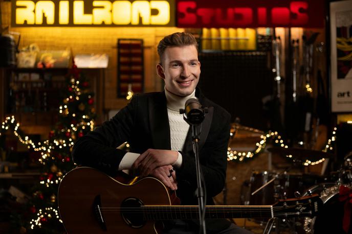 Žiga Jelar | Slovenski smučarski skakalec in glasbenik je po dveh letih izdal novo božično skladbo Smeh in toplina. | Foto Rok Maver