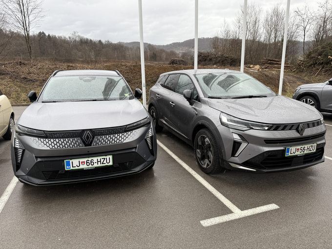 Dva Renaultova tekmeca - električni scenic (levo) in hibridni symbioz. | Foto: Gregor Pavšič