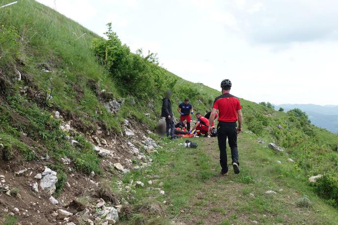 jadralni padalec, nesreča | GRS Tolmin nudi prvo pomoč poškodovanemu jadralnemu padalcu na vzletišču Kobala. | Foto Miljko Lesjak, GRS Tolmin