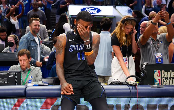 Kyrieja Irvinga so po naporni zmagi nad Oklahomo Cityja obšla čustva. | Foto: Reuters