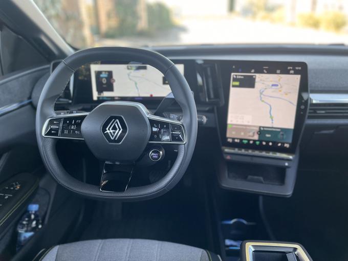 Renault je vozniški prostor opremil z novim infozabavnim sistemom OpenR na osnovi Androidnega sistema. Del tega je zdaj tudi velika površina dveh zaslonov. | Foto: Gregor Pavšič