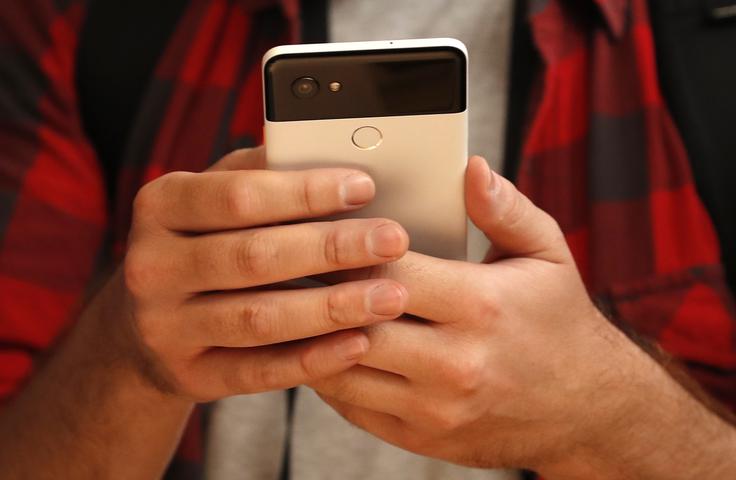 Vsem potencialnim kupcem Pixla 2 in Pixla 2 XL zagotovo ne bo všeč dejstvo, da se je Google pri novih pametnih telefonih odločil za umik priključka za slušalke. V podjetju to potezo argumentirajo s pojasnilom, da podpira standardizacijo novega priključka USB-C in njegovo uporabo tudi kot multimedijskega vmesnika, ne le luknjo za polnjenje baterije.  | Foto: Reuters