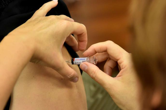 Cepljenje proti gripi | Dijaki morajo po navodilih NIJZ kljub prejetemu odmerku prejeti tudi ustrezen odmerek cepiva proti tetanusu, kot je to predvideno v letnem programu cepljenja. Fotografija je simbolična. | Foto STA