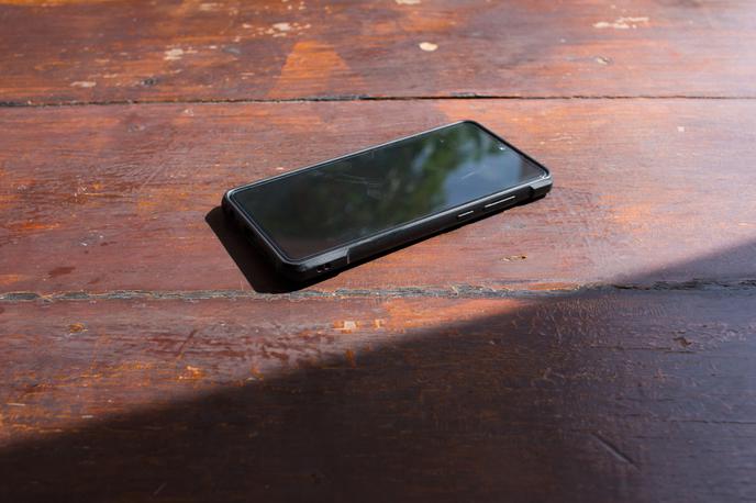 Pametni telefon, sonce, vročina | Če takole na soncu pozabite pametni telefon, ga lahko trajno poškodujete in skrajšate čas, ki bo pretekel do nakupa novega. | Foto Shutterstock