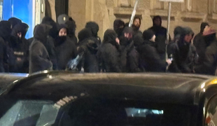 Incident v Zagrebu: okoli 50 zamaskirancev vzklikalo ustaško geslo