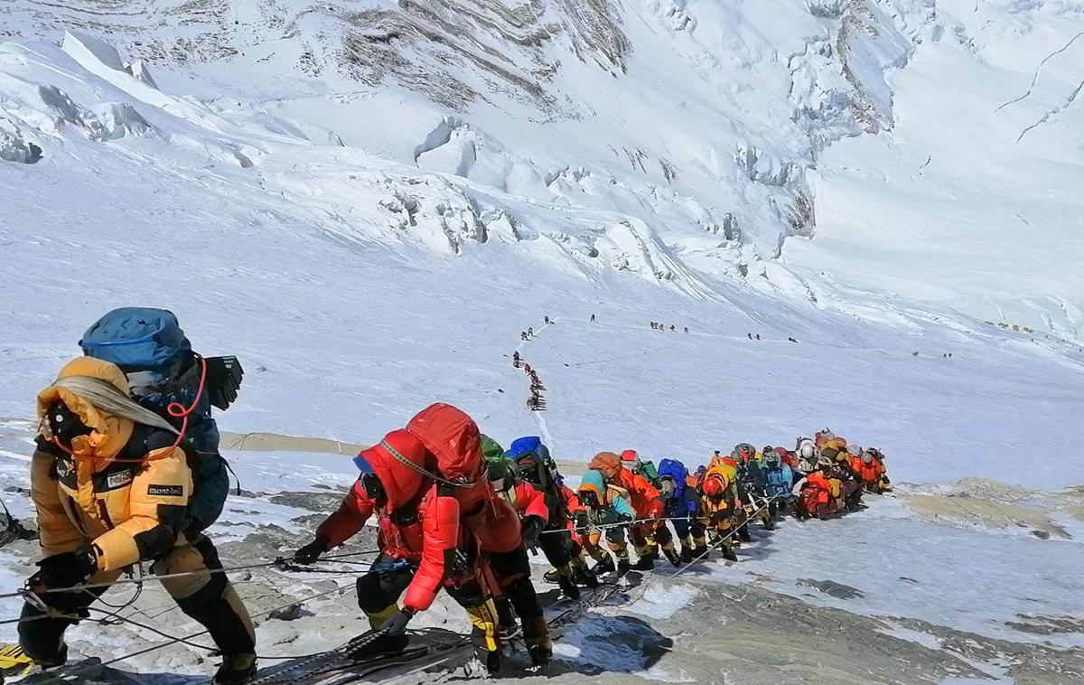 Everest | Najnovejše meritve so pokazale, da je najvišja gora na svetu 86 centimetrov višja, kot je to veljalo do zdaj. Everest po novem meri 8.848,86 metra. | Foto Guliver/Getty Images