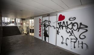 Vandalizem v središču Ljubljane: Na delu huligan, ki ni sposoben narediti dobrega grafita #foto