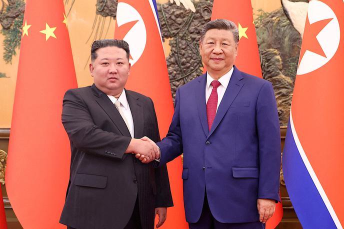 Ši Džinping in Kim Jong-un | Ši se v sosednji državi mudi prvič po letu 2019, s Kimom pa sta se do zdaj srečala šestkrat. | Foto Reuters