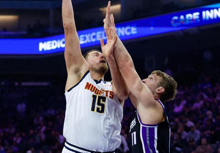 Nikola Jokić je k zmagi Denverja nad Sacramentom prispeval 35 točk in dodal 15 skokov. | Foto: Reuters