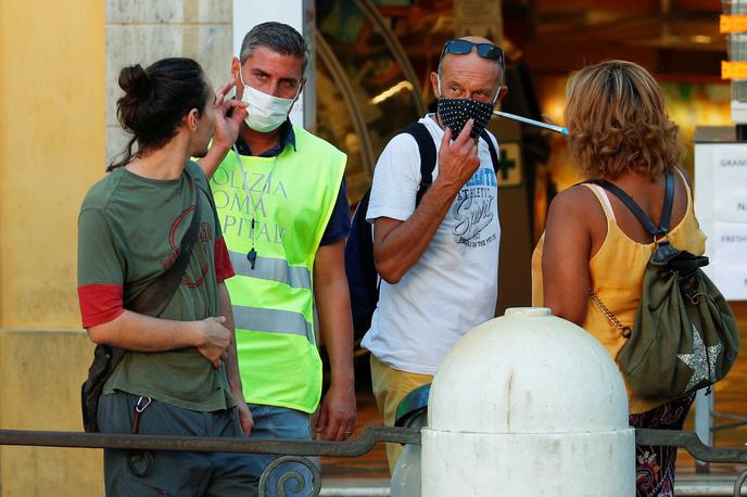 Rim maske | Za vstop v Italijo sicer trenutno še velja, da morajo prebolevniki in cepljeni obvezno predložiti tudi negativen izvid testa na novi koronavirus. | Foto Reuters