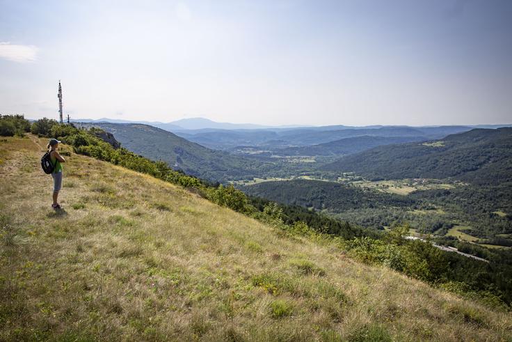 Pohod po Velem Badinu ponuja krasne razglede. Na eni strani se razprostira Hrvaška, na drugi slovenski Kras.  | Foto: Bojan Puhek