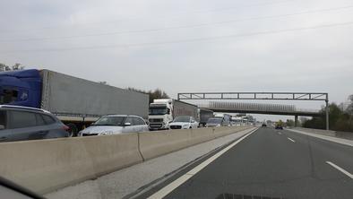 Na primorski in štajerski avtocesti večkilometrski zastoji #video #foto