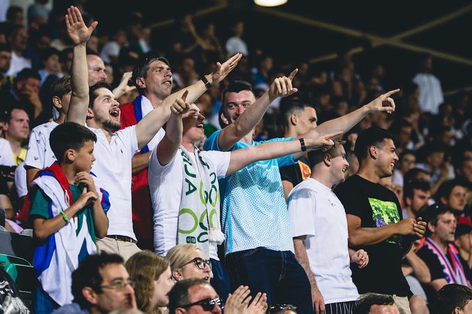 Nogometaši Slovenije so proti Danski računali na 12. igralca, na veliko energijo s tribun. | Foto: Grega Valančič/Sportida
