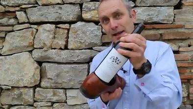 Kako brez odpirača odpreti steklenico vina (video)
