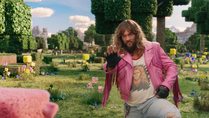 Jason Momoa igra Garretta, prvaka v videoigrah iz leta 1989, ki je še zmeraj obseden z igrami in je prepričan, da je kul. | Foto: Blitz Film & Video Distribution