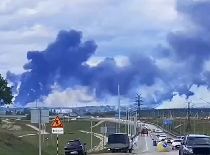 Dim, ki se po ukrajinskem napadu dviguje iz letalske baze Belaja v bližini Irkutska, 1. 6. 2025. | Foto: Posnetek zaslona