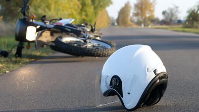 Motorist po trčenju v stanovanjski objekt umrl