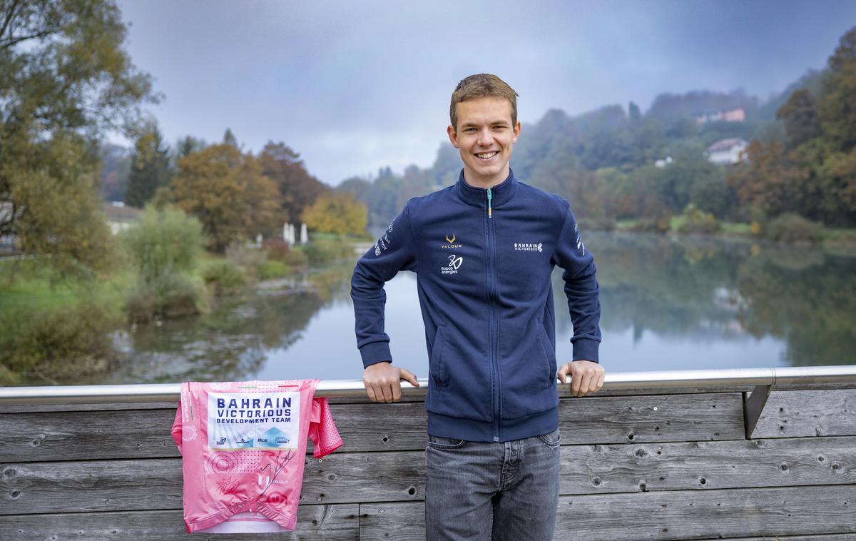 Jakob Omrzel | Gost Sobotnega intervjuja je 19-letni Jakob Omrzel, izjemni mladi kolesar, ki je odlično izkoristil priložnosti v svoji prvi sezoni med mlajšimi člani. Med drugim je zmagal na zelo pomembni etapni dirki Giro Next Gen in postal državni prvak, kar pomeni, da bo prihodnjo sezono vozil v dresu s slovensko zastavo.  | Foto Ana Kovač